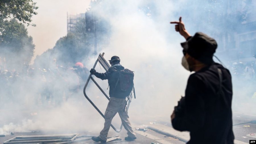 Rikthehen ‘Jelek verdhët’/ Parisi përfshihet nga protesta të dhunshme mes pasndemisë COVID-19