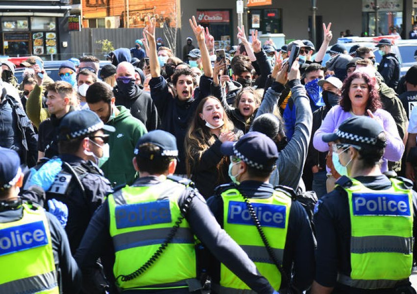 Protestë kundër kufizimeve Covid-19 në Australi, dhjetëra të arrestuar