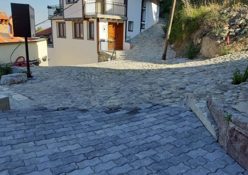 Shëmtohen me kabëza betoni rrugët e Kalasë së Prizrenit