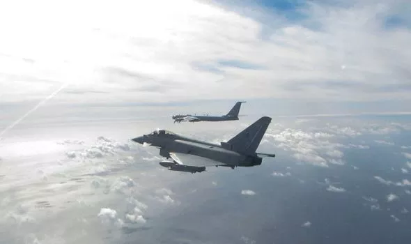 Forcat Ushtarake Ajrore Britanike ‘kapin’ në ajër një bombardues Rus