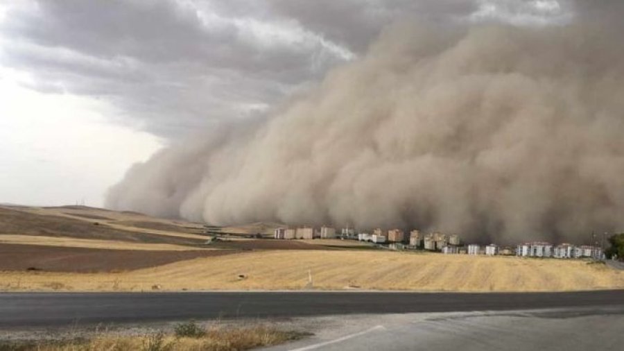 VIDEO/ Stuhi apokaliptike mbi Ankara, tmerrohen banorët