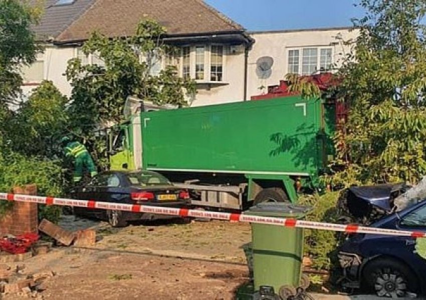 Kamioni hynë në një shtëpi në Londër  