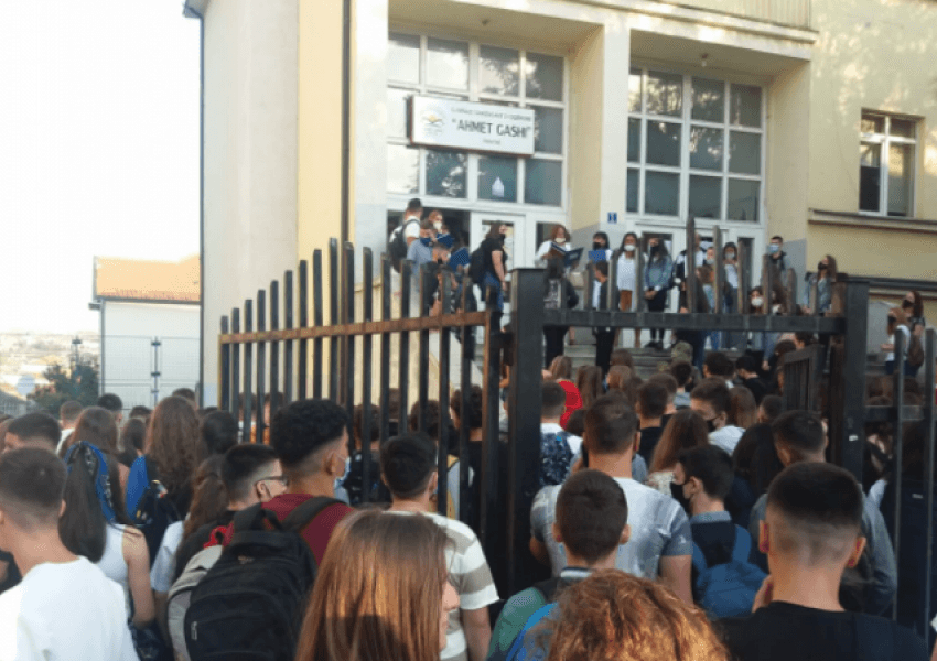 Fillimi i vitit të ri shkollor: Në gjimnazin ‘Ahmet Gashi’ nuk respektohet asnjë masë