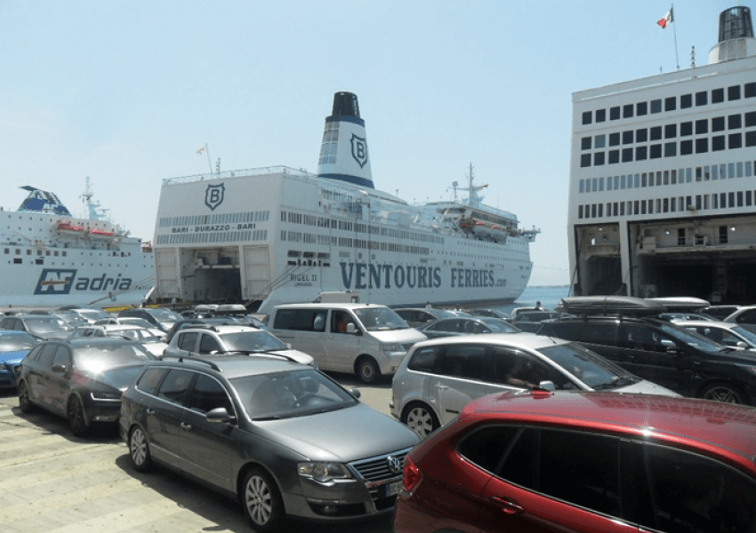 Anglezi tenton të kalojë në Portin e Durrësit me BMW të vjedhur, arrestohet
