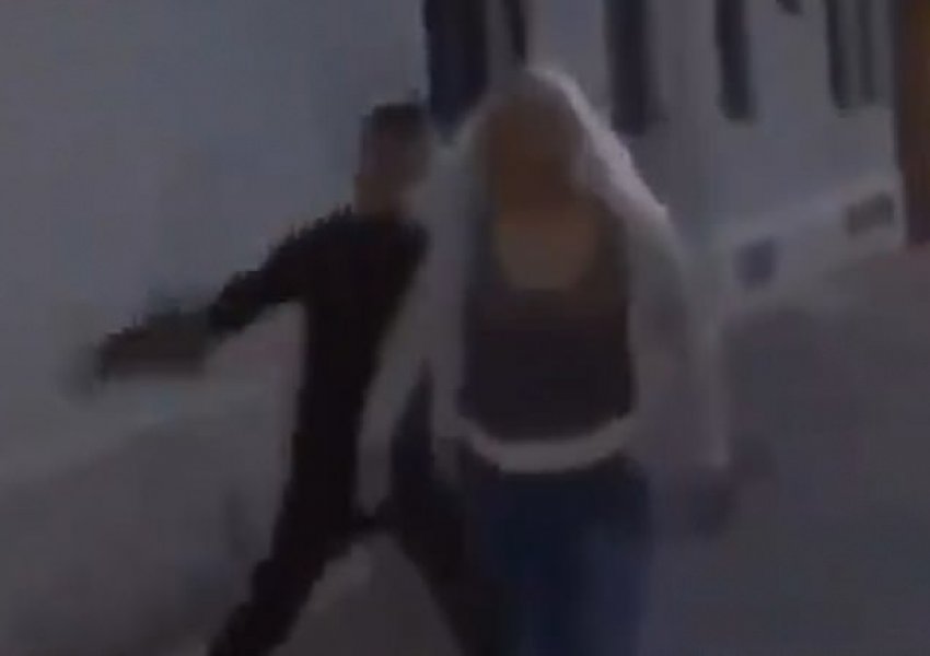 VIDEO që shokoi një vend/ Godet me grusht një grua, ajo shembet në tokë