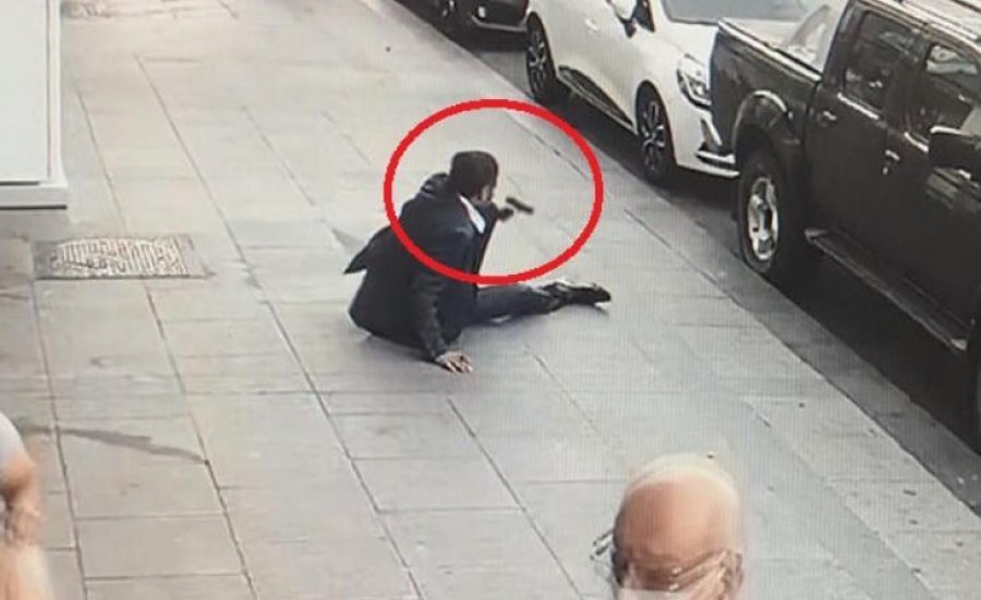 VIDEO/ Përplsja me armë në Stamboll, kamerat e sigurisë filmojnë ngjarjen...