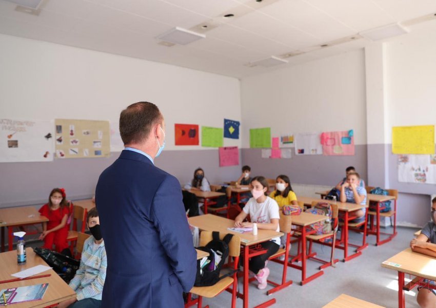  Ministri  Zemaj: Shqetësuese grumbullimi i prindërve në oborret e shkollës