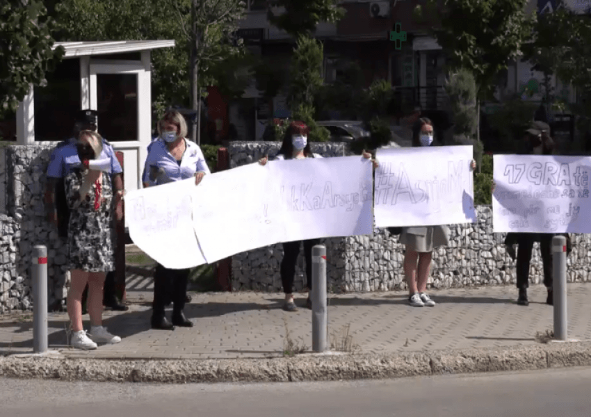 “Mos i jep zemër dhunuesit”, protestohet para Prokurorisë për gratë e vrara