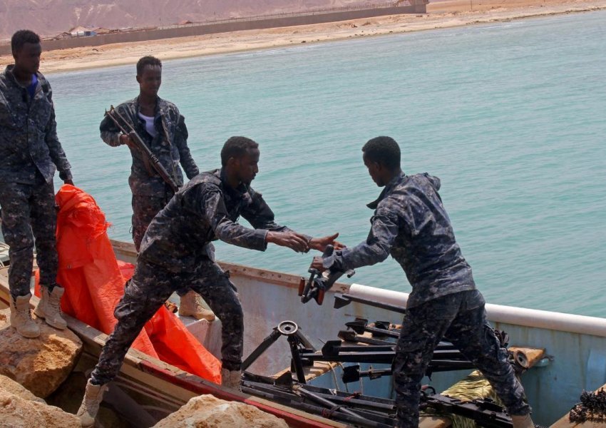 Tregtarët e armëve qarkulluan miliona dollarë në Somali: Transfertat e dyshimta