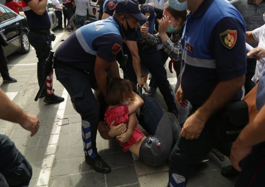 FOTOGALERI/ Dhunë e arrestime, ja çfarë po bën policia në protestën e naftëtarëve