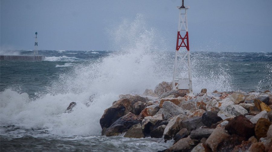 Uragani në Detin Jon gati të godasë Greqinë, autoritete japin alarmin