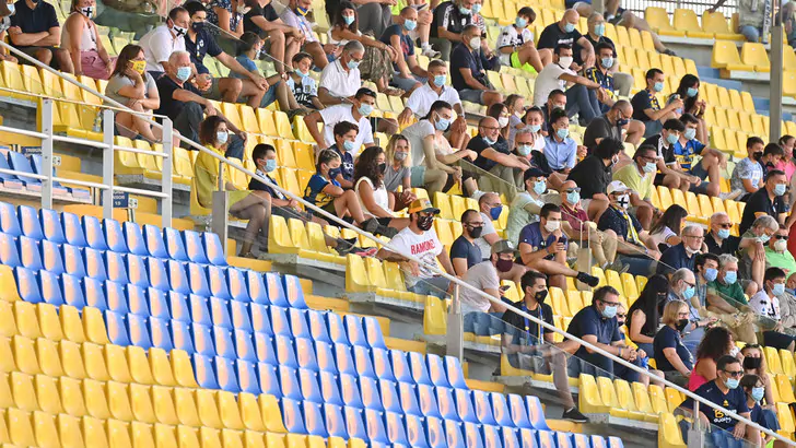 Konfirmohet hapja e stadiumeve, ja dy ndeshjet e Serisë A që do luhen me tifozë
