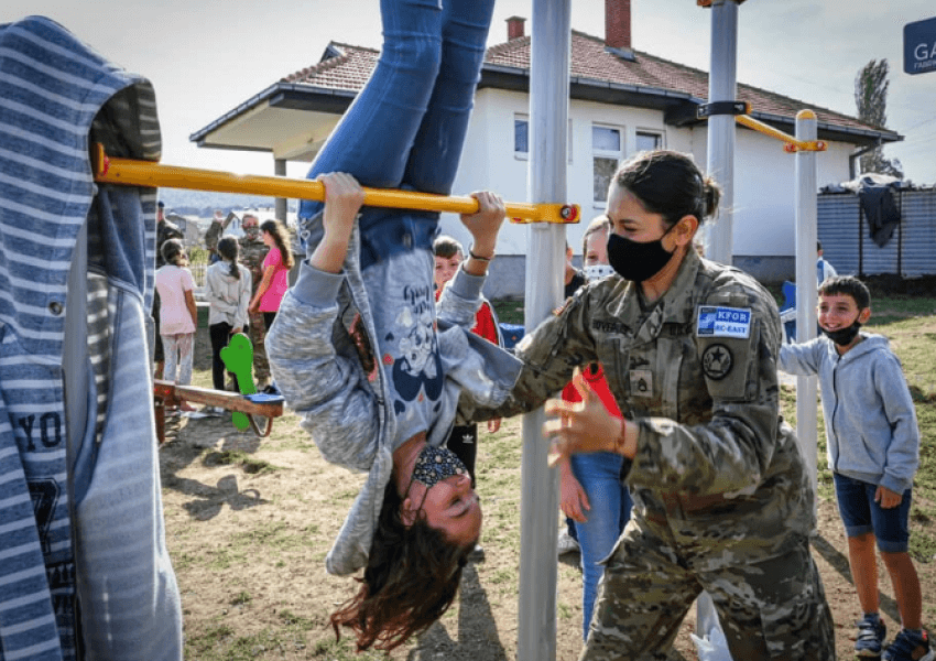 KFOR-i amerikan përuron një kënd lojërash në fshatin Lebanë