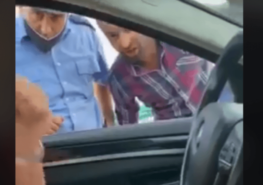 Polici kapadai, dënon në trafik qytetarin vetëm pse ja ‘prishë’ muhabetin në mes të rrugës me vozitësin e BMW-së