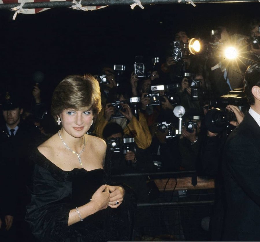 FOTO/ Veshja mahnitëse, më të cilën Princeshë Diana u dashurua