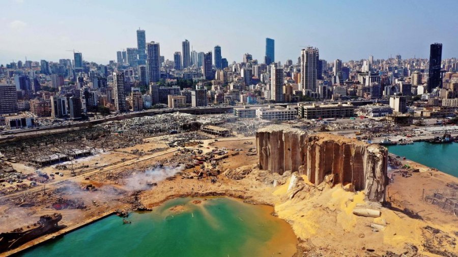 Frikë në Liban, gjenden 1.3 ton fishekzjarre në një depo në portin e Bejrutit