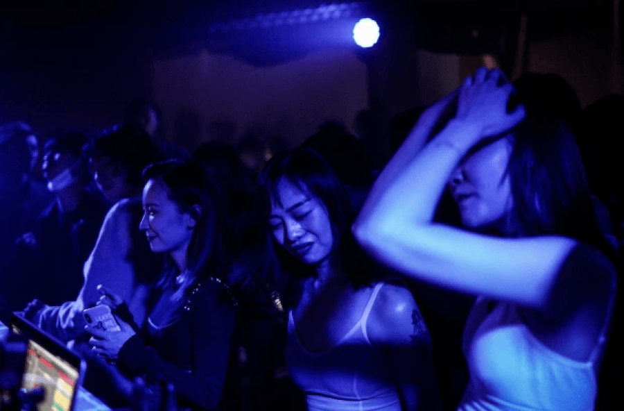 FOTO/ Shpërthen jeta e natës në Wuhan, klubet dhe diskotekat hapen pa kufizime  