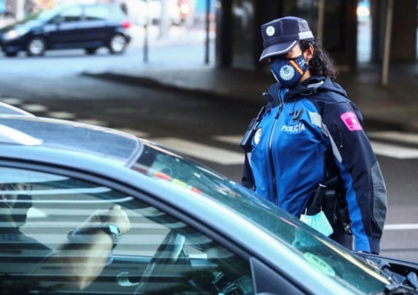  'Pse ke dalë?'- Policia spanjolle kontrollon qytetarët për të parandaluar koronavirusin