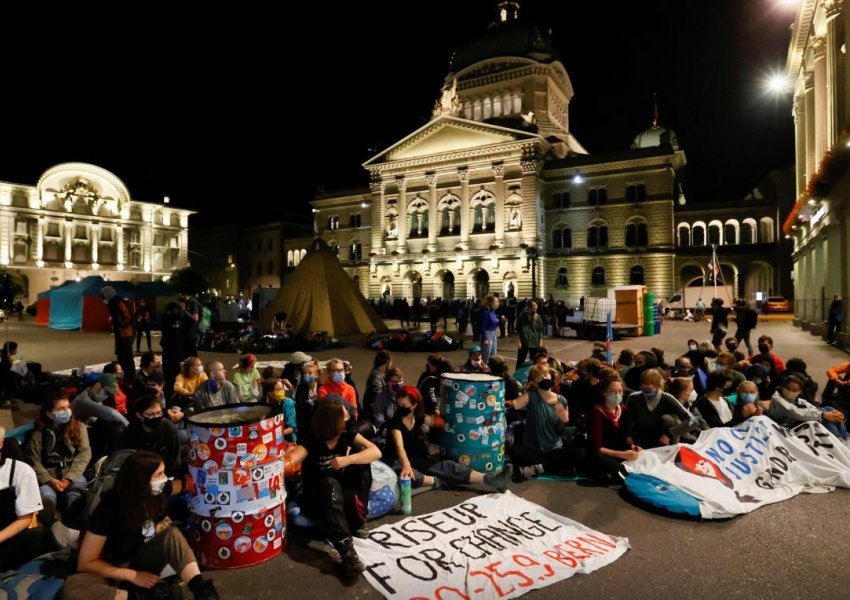 Protestuesit pushtojnë sheshin në Zvicër për ndryshimet e klimës
