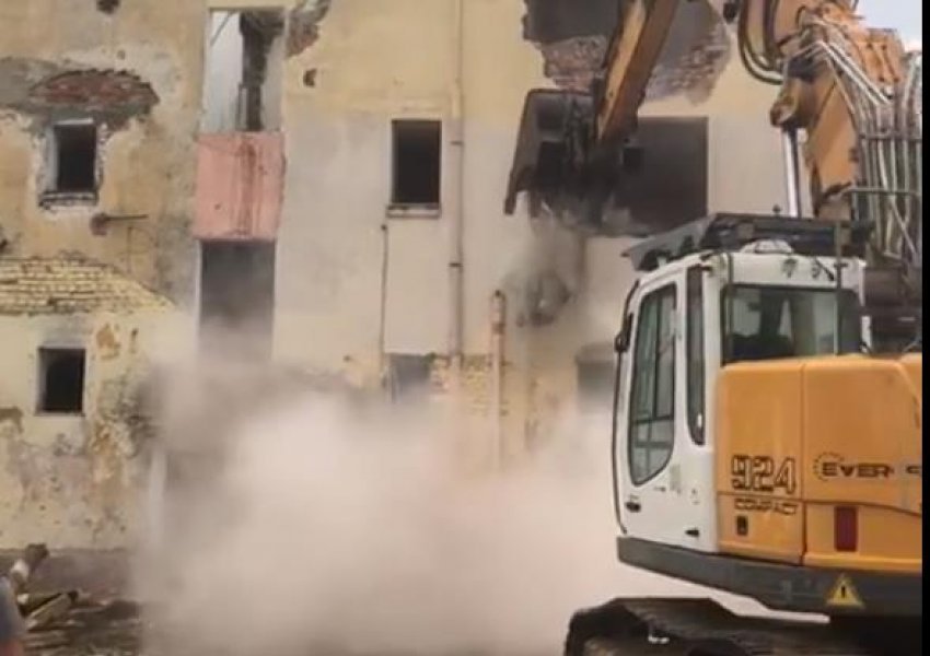 VIDEO/ 'Bombardim' në Valias: Shemben 12 pallate brenda ditës
