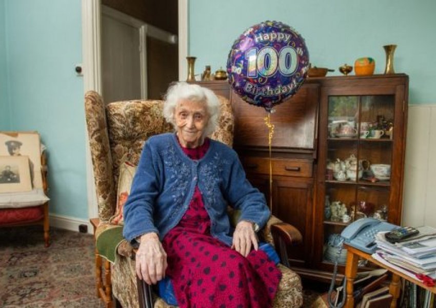 Gruaja që jetoi 100 vite në shtëpinë e njejtë