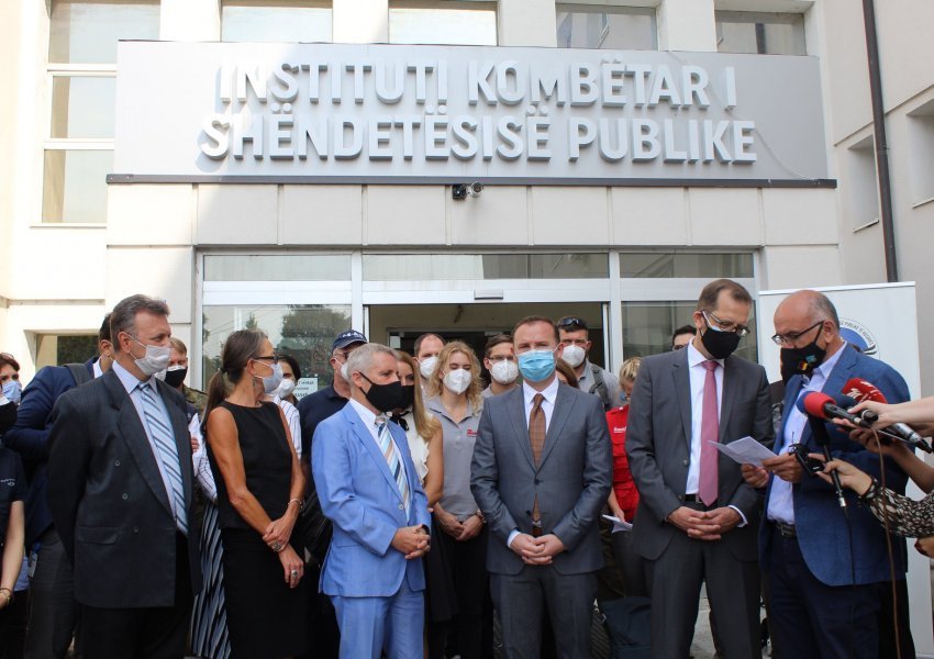Misioni i Institutit Robert Koch arrin Kosovë, do të japin këshilla në fushat e mbikëqyrjes epidemiologjike