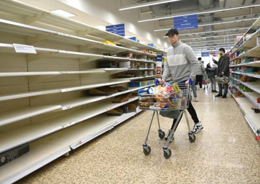 Britani e Madhe/ Kaos dhe rrallë të gjata në supermarkete pasi qeveria njoftojë masat e reja