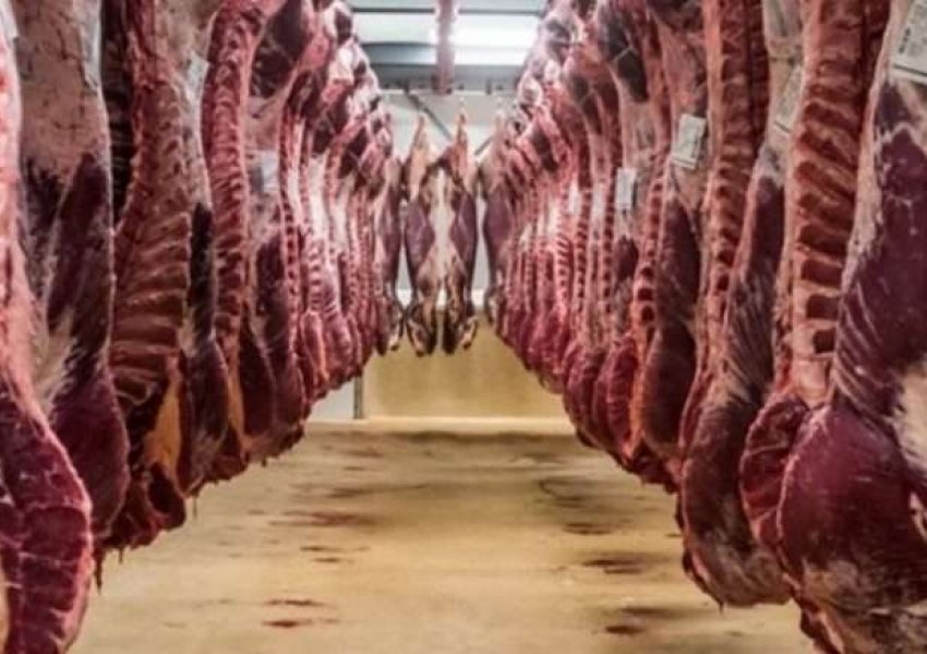 Skandaloze/ 60 fabrika të përpunimit të mishit në Kosovë nuk i nënshtrohen kontrolleve të AUV-it