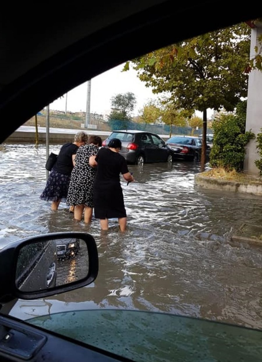 FOTO/ Pa koment, Durrësi sot në shi