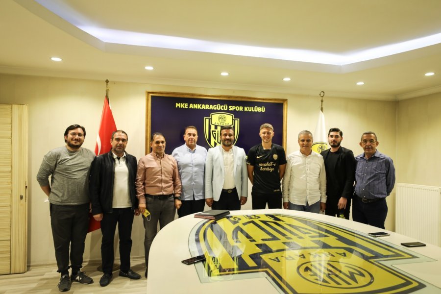 ZYRTARE/ Tjetër futbollist shqiptar transferohet në Turqi