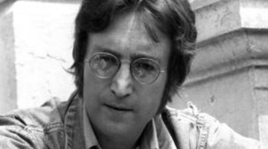 Vrasësi i John Lennon i kërkon falje vejushës pas 40 vitesh