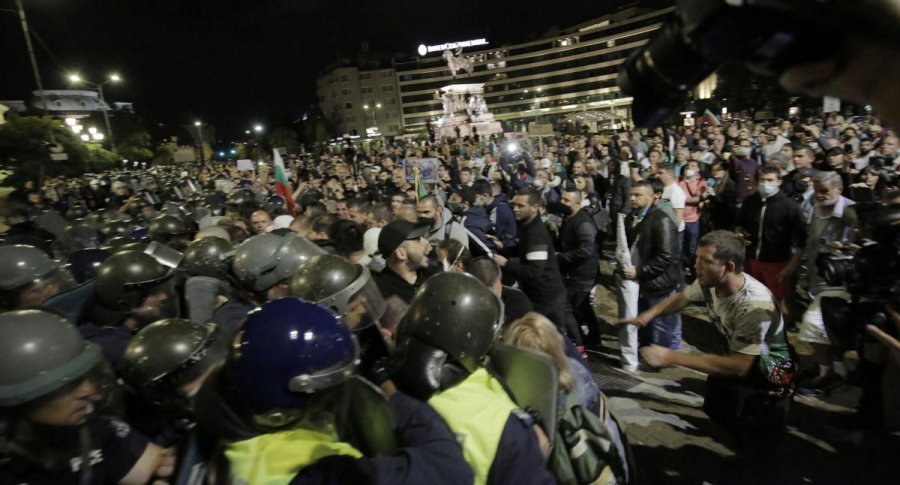 Bullgari/ Protesta në ditën e pavarësisë, përplasje të dhunshme me policinë