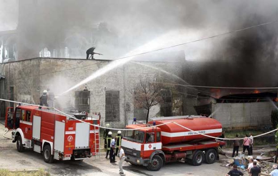 Zjarr i madh në një punishte në Gjirokastër, shumë afër pikës së karburantit
