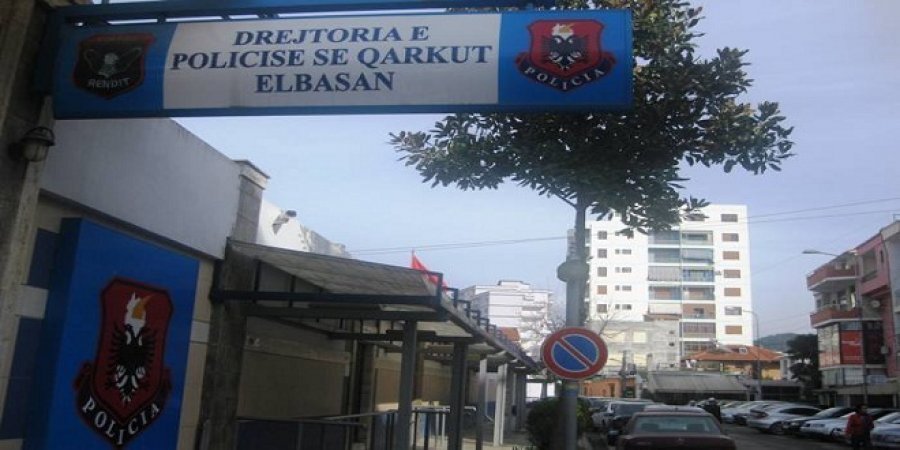 Djali rreh dhe kërcënon babanë me thikë, prangoset 26 vjeçari në Elbasan