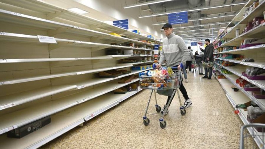 Britani e Madhe/ Kaos dhe radhë të gjata në supermarkete pasi qeveria njoftojë masat e reja
