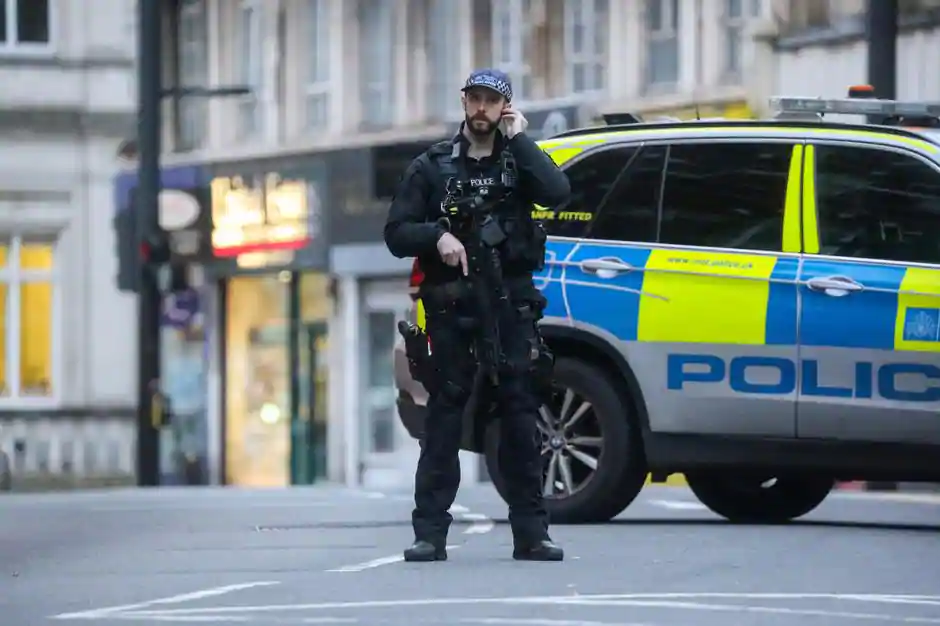 Sulmohen me acid 11 policë në Londër