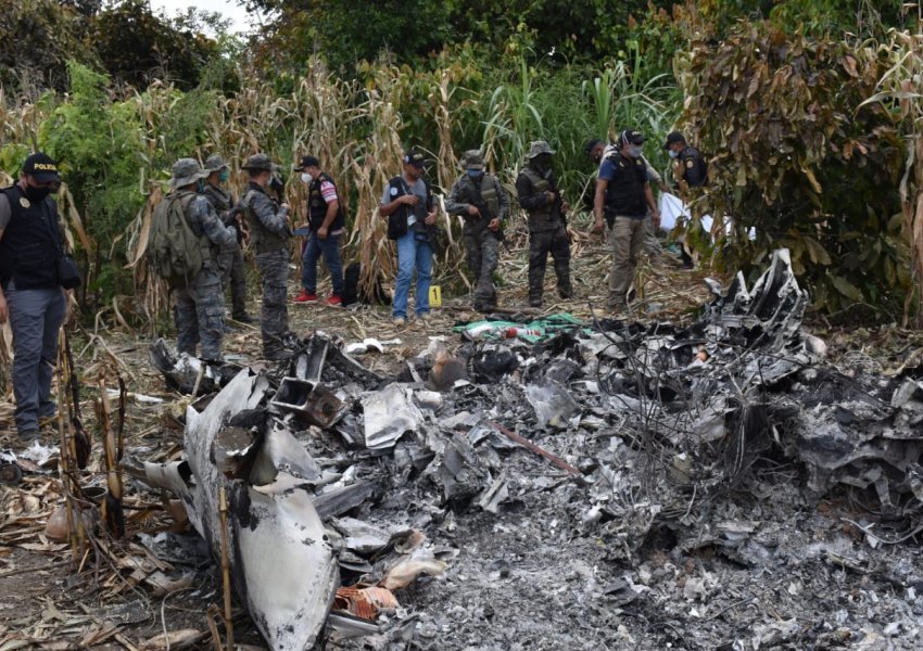 Vjedhin avionin dhe e mbushën me armë dhe drogë, përplaset në xhunglën e Guatemalës gjatë uljes
