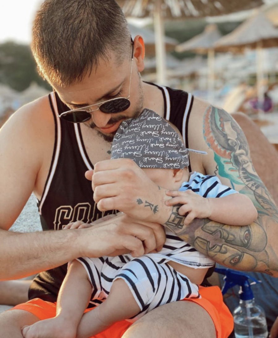 FOTO/ Tatuazhi më i bukur, Elgiti gdhend në trup momentin me të birin 