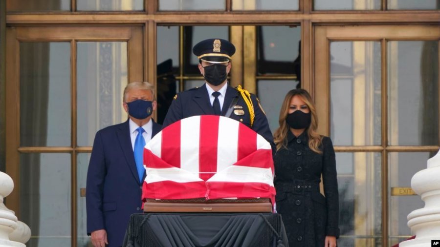 Presidenti Trump shpreh nderimet para arkivolit të gjykatëses Ruth Bader Ginsburg