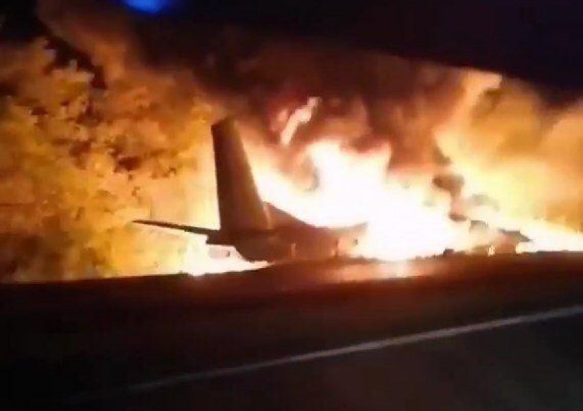 VIDEO/ Rrëzohet avioni ushtarak në Ukrainë, vdesin 22 anëtarë të bordit, shumica student