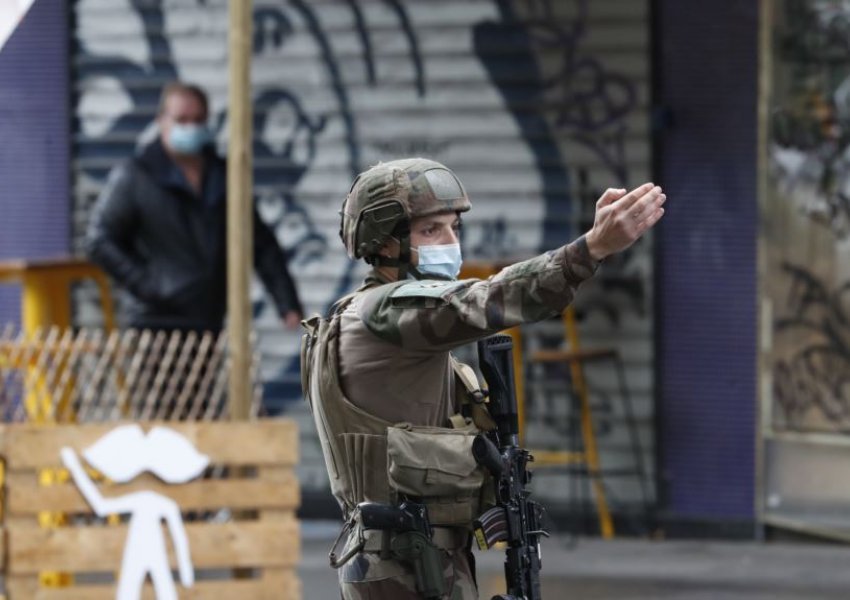 Dy të plagosur në një sulm pranë ish-zyrës së Charlie Hebdo-së