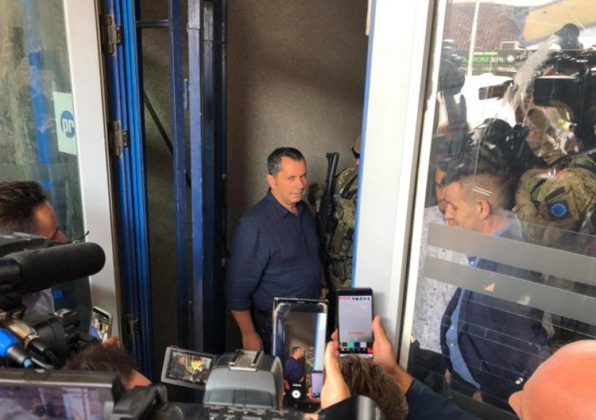 E zbulon Gashi: Ja çka konfiskuan hetuesit e EULEX-it në zyrat e OVL-UÇK