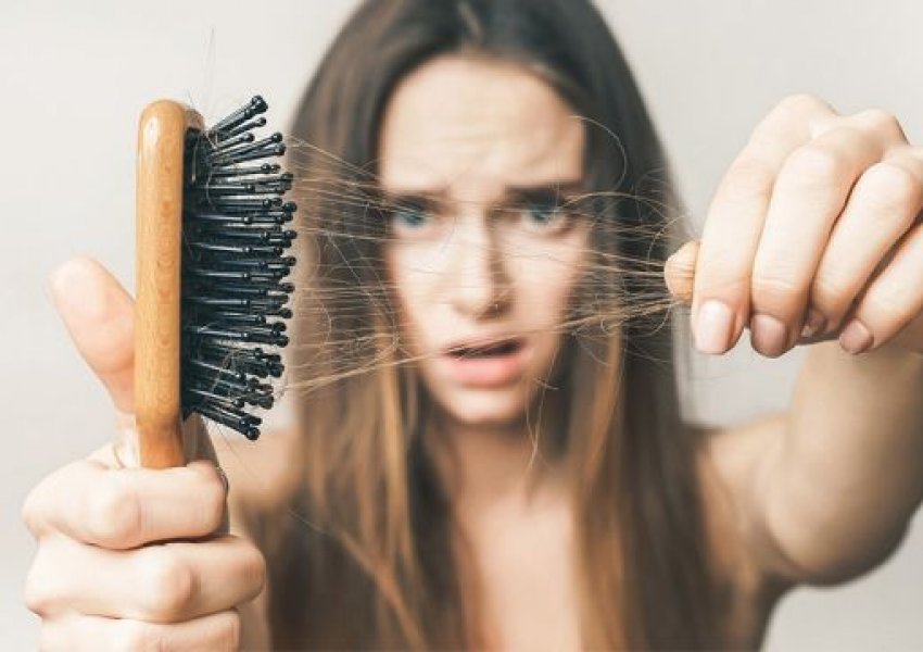 Si ta kuptosh që rënia e flokëve në vjeshtë nuk është simptomë e COVID-19