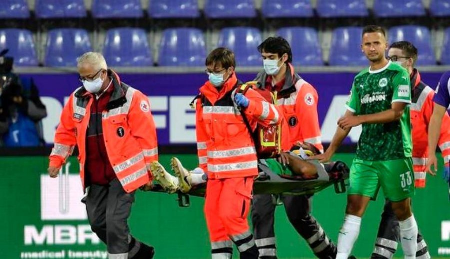 Dëmtohet rëndë Mërgim Mavraj, ish-futbollisti kombëtares largohet me barelë nga fusha 