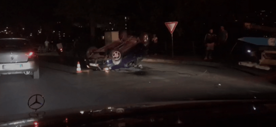 FOTO/ Aksident në Rrogozhinë, makina përmbyset në autostradë, plagosen 3 persona