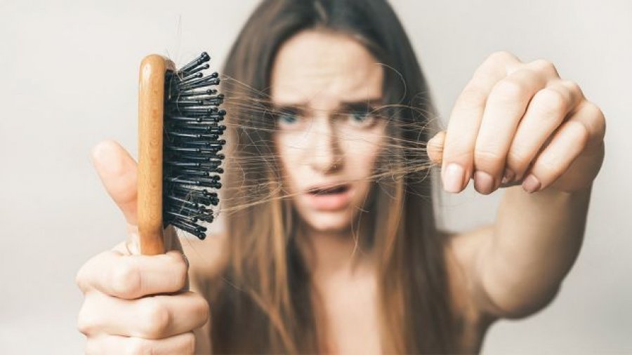 Si ta kuptosh që rënia e flokëve në vjeshtë nuk është simptomë e COVID-19