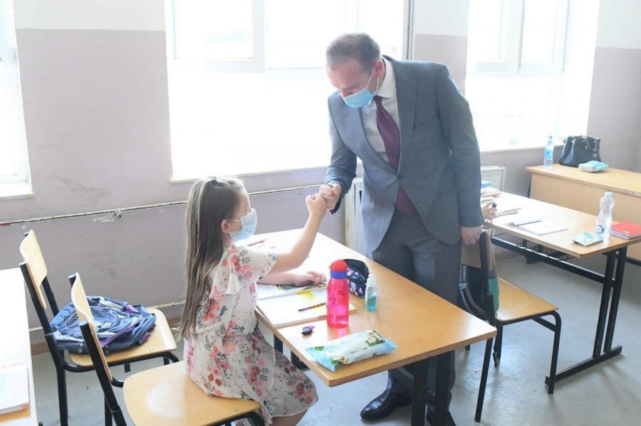Katër mësues me COVID në Prishtinë, e gjithë shkolla kalon në mësimin 'online'