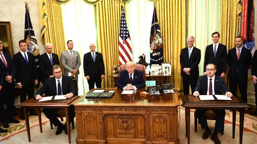 ‘Hoti dhe Vuçiç u përqafuan në Shtëpinë e Bardhë’/ Trump nxjerr prapaskenat nga Zyra Ovale