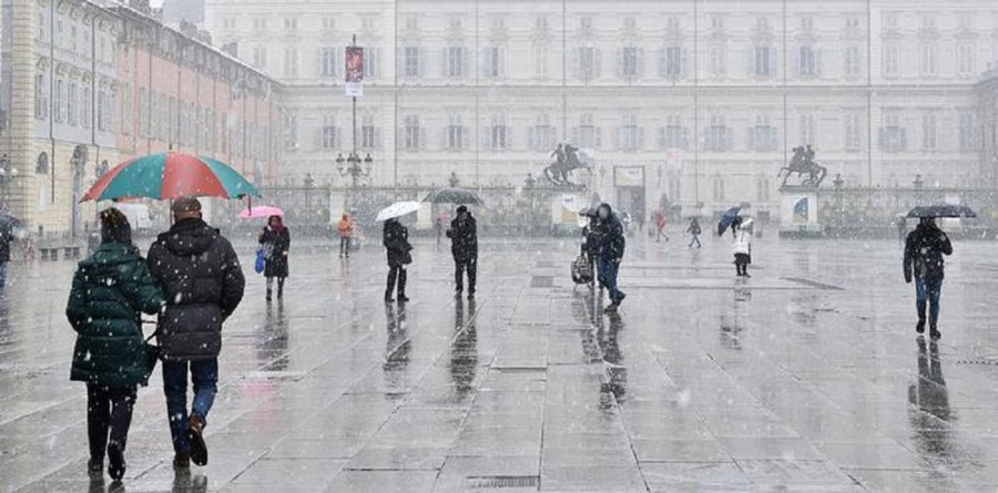 Italia goditet nga stuhi shiu dhe dëbore, evakuoen disa zona 