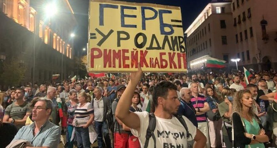 VIDEO/ Bullgari, presidenti udhëheq protestat kundër kryeministrit 